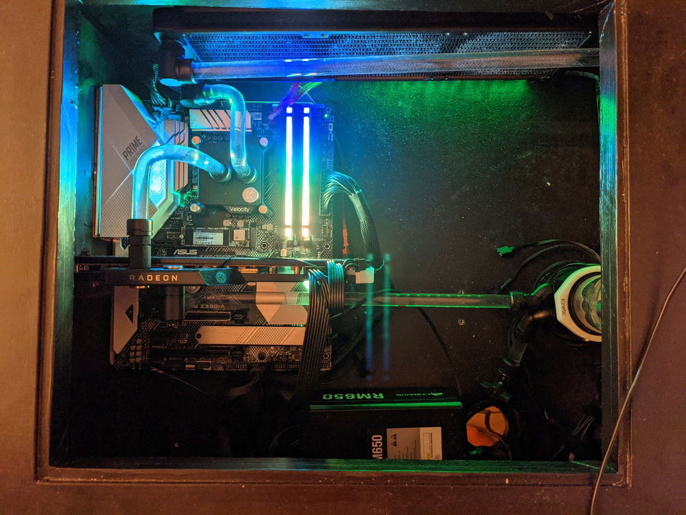 Kinda inside view, you can see the tube run
Yes cable management is a b*tch in this, but don't worry, it's organized to my liking