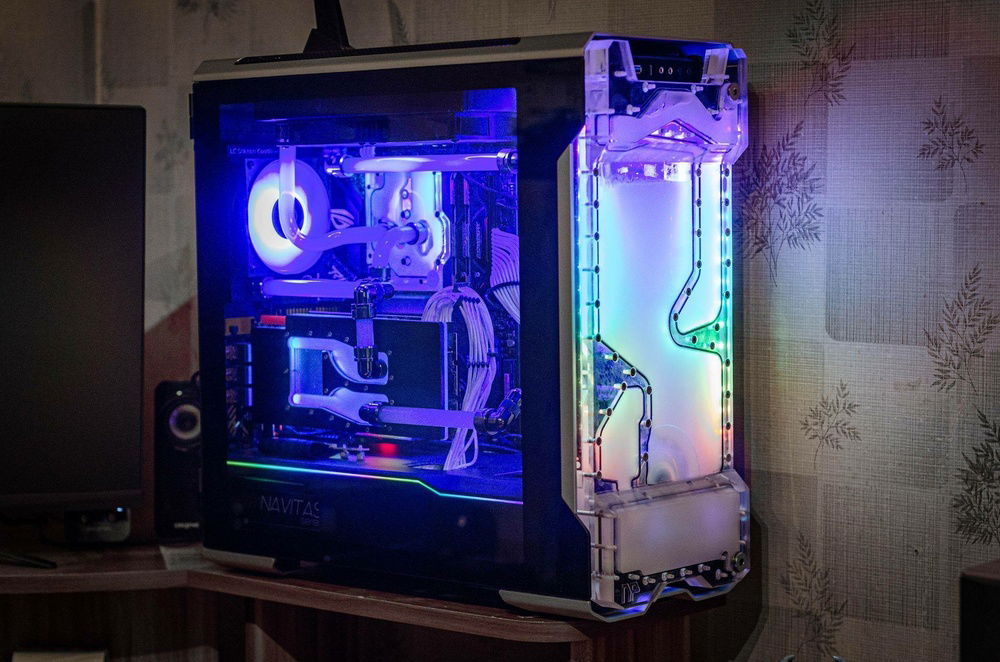 Custom front panel with pump integration. Acts as a headpiece to the build and serves as a reservoir too.