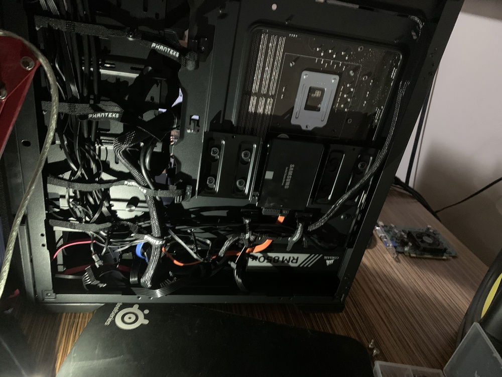 Working the cable management. So much nicer in newer cases 😀