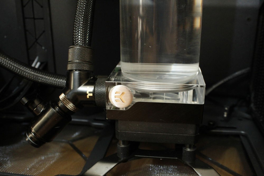 The simple but too modern EKWB combo reservoir pump cant rgb out of this motherboard cause its a newer 5v argb version, the motherboard only does 12v four pin