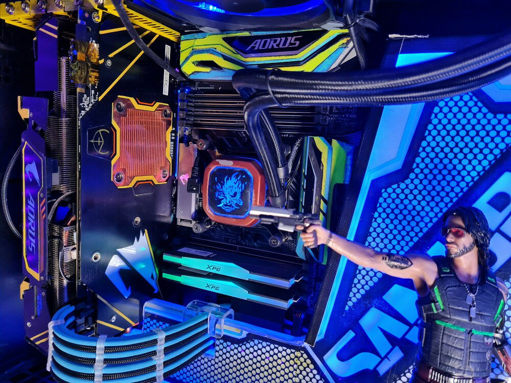 Detail of the interior where you can see the customization of the aorus motherboard and the graphics card.