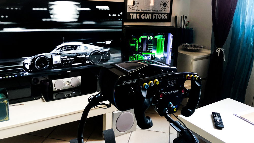 Fully setup with Fanatec CSW 2.5, formula wheel Fanatec, CSL pedals by Fanatec and 43” screen 4K from Philips 😊