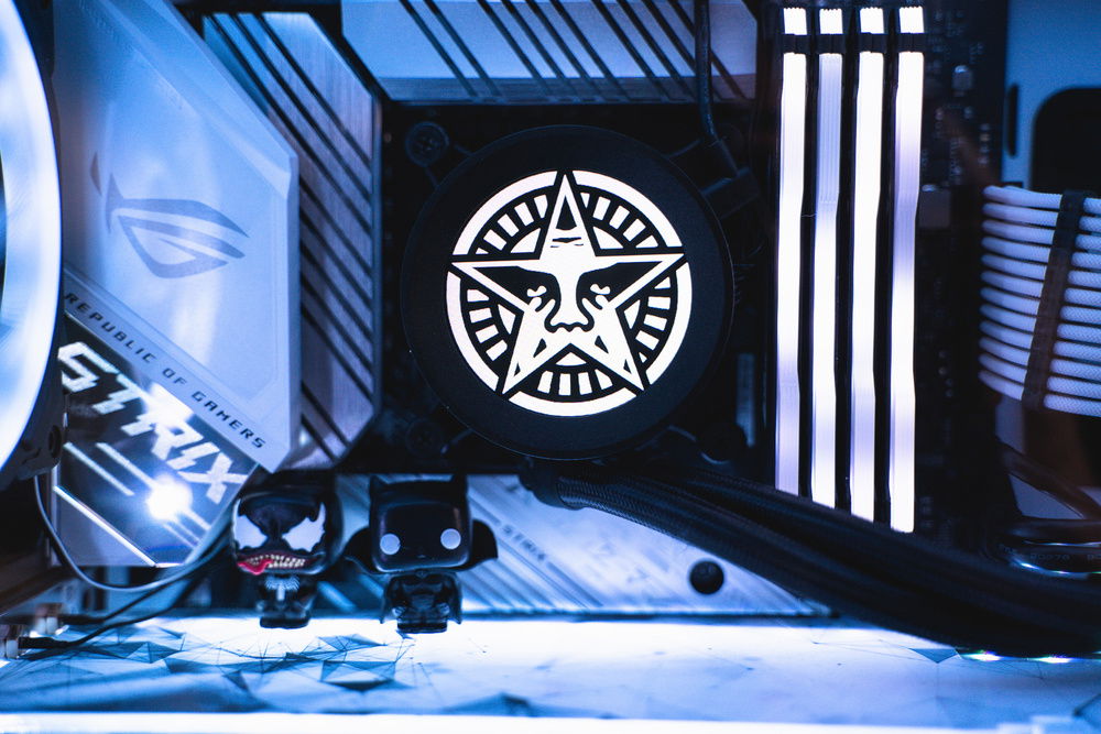 Kraken Z63 AIO with Venom and Black Panther for support