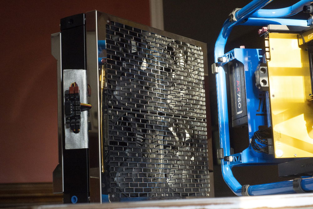 External MO-RA3 get's mounted under the desk.