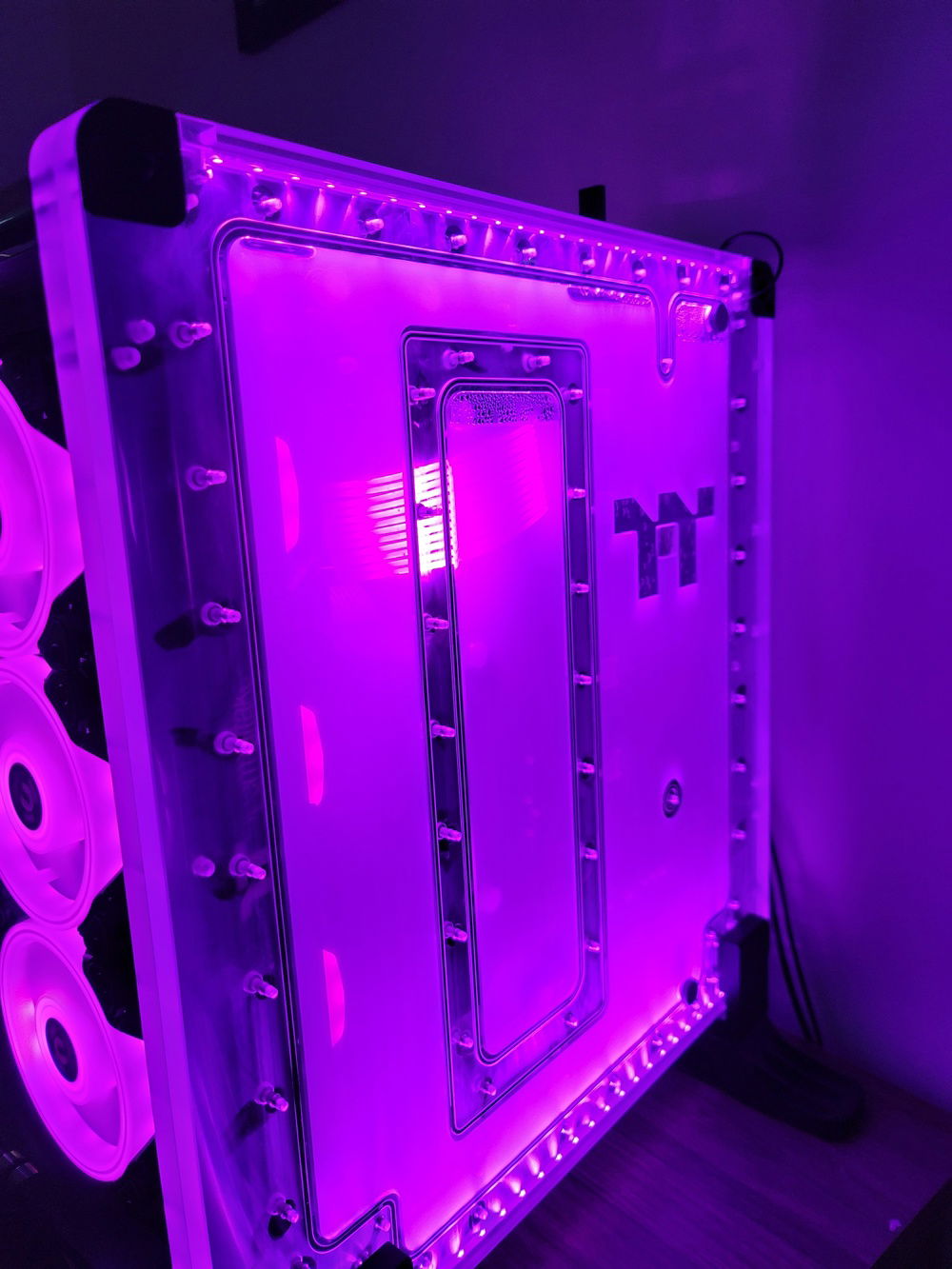 Was able to fill the distroplate almost all the way by tilting the case so the top right was the high point. This got rid of all the bubbling I was seeing at higher pump speeds.