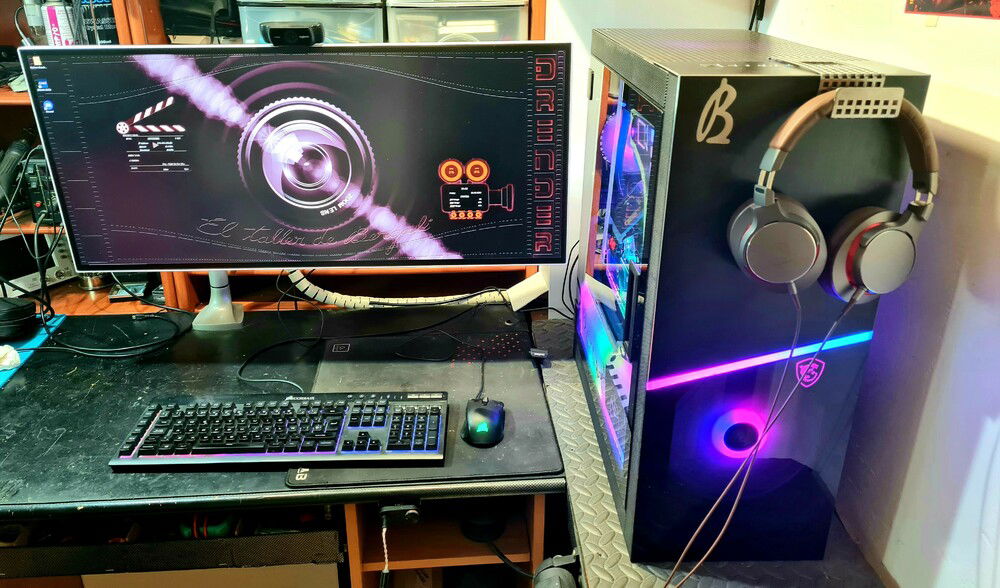 front view of the setup and detail of the headphone holder