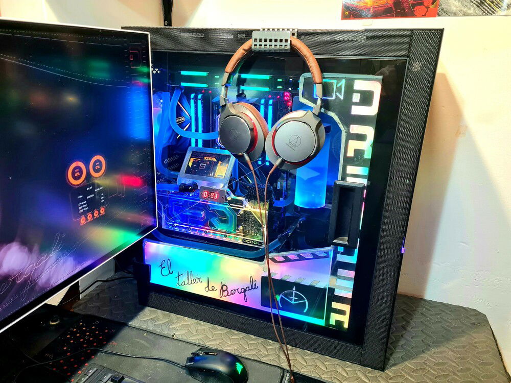 detail of the headphone holder placed on the side