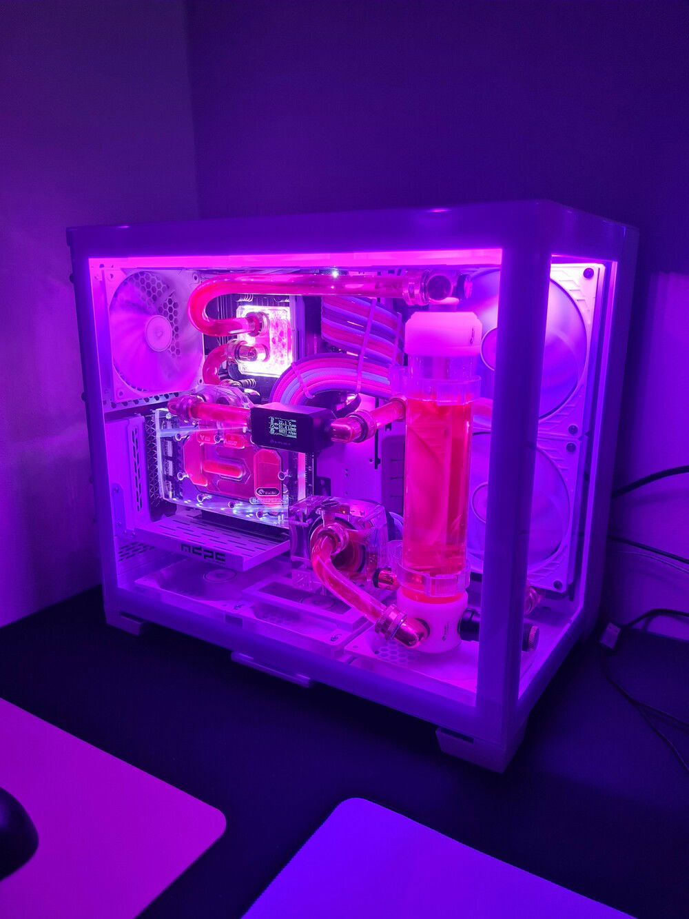 Added cablemod's UV RGB LED stripe thanks to builds.gg and cablemod for the mvb Voucher!!!