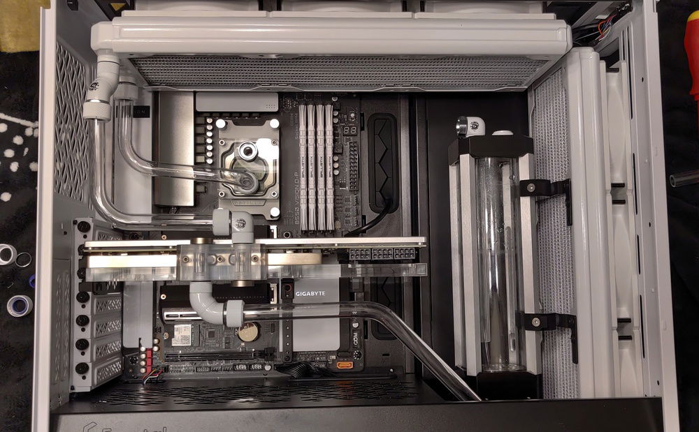 New ram modules installed. Reservoir placement could be higher, but I chose to do this to make draining the loop from the rear easier.