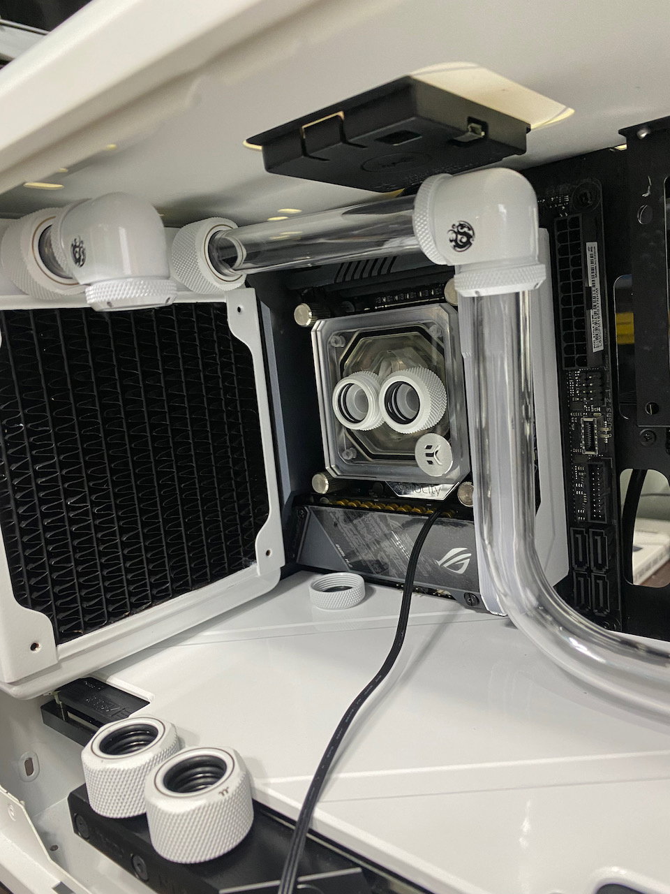 Big Dreams in Tiny Box - RTX3090 in a Mini-ITX (Full custom loop ...