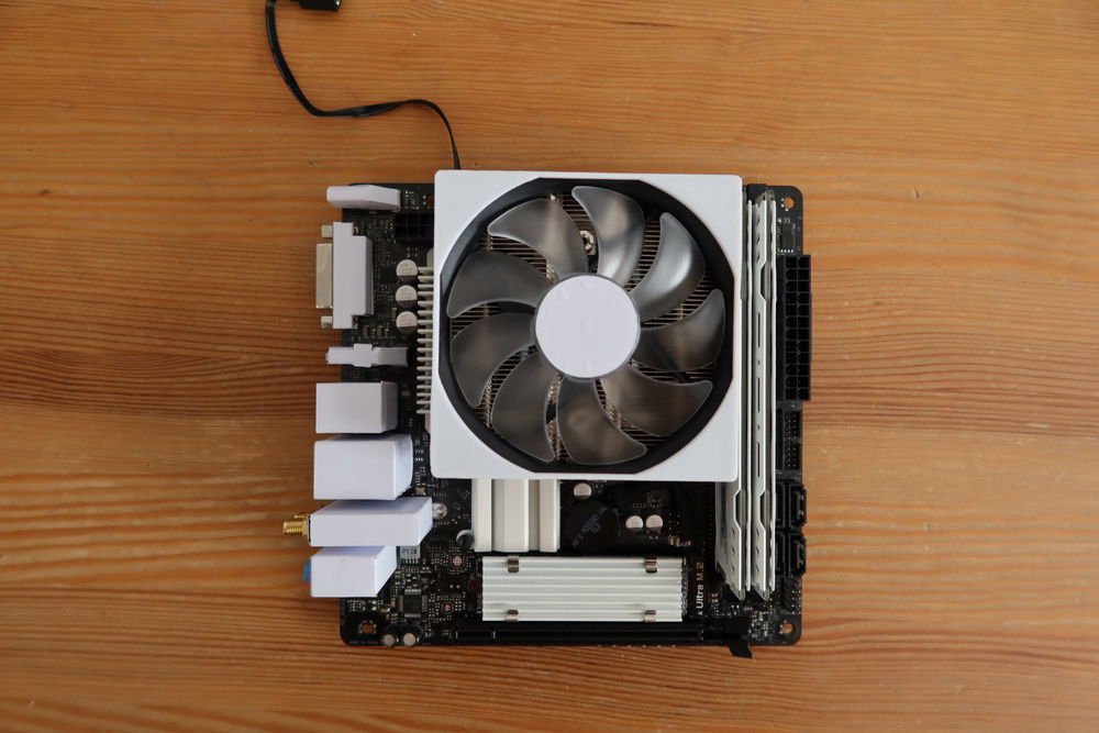 All the changes on the motherboard : I/O covered in white vinyl, CPU fan with white shroud and vinyl center, painted heatspreaders for the VRAM, Chipset, and M.2.