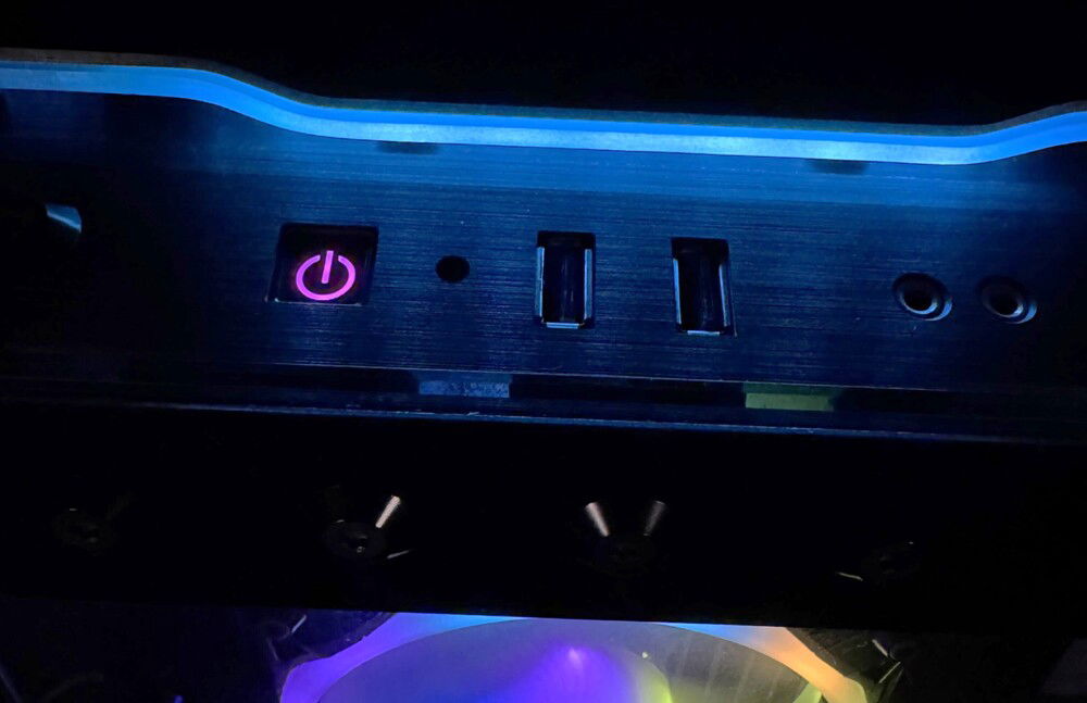 Yes, it even has a custom RGB power button.