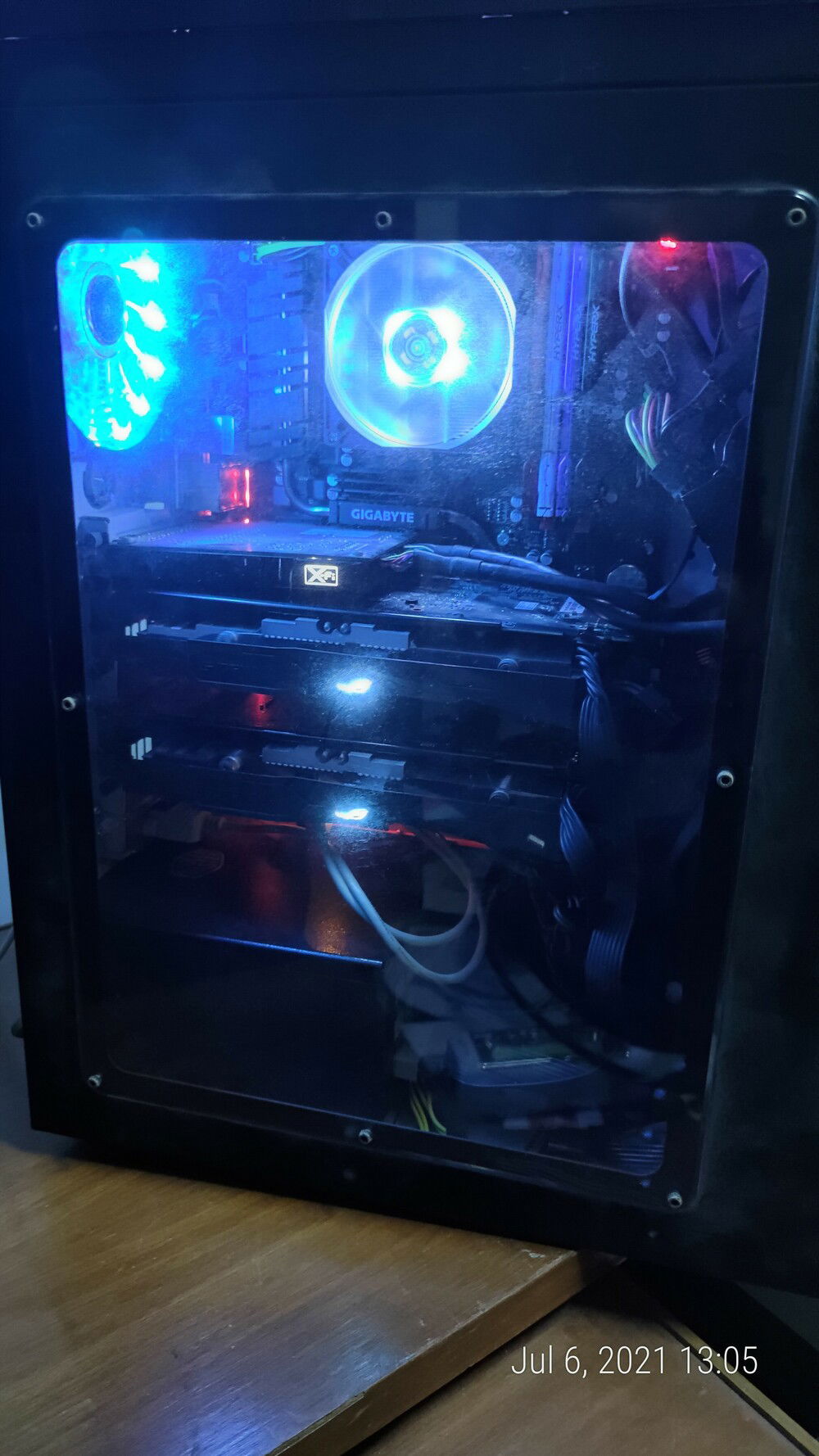 The final innards. Two RX 470s from Asus, a X-Fi (all my builds have a discreet sound card) and a PCIe to NVMe adapter hosting a second SSD for cache and swap.