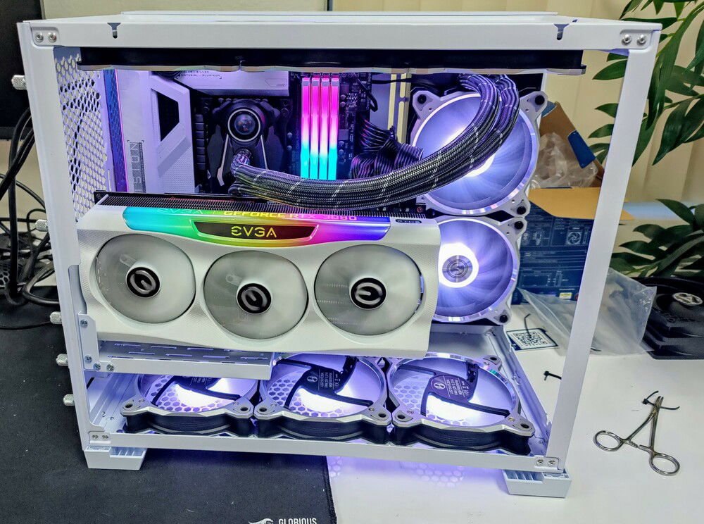 Lian Li Mini Snow Edition - 10900k 3080 » Builds.gg