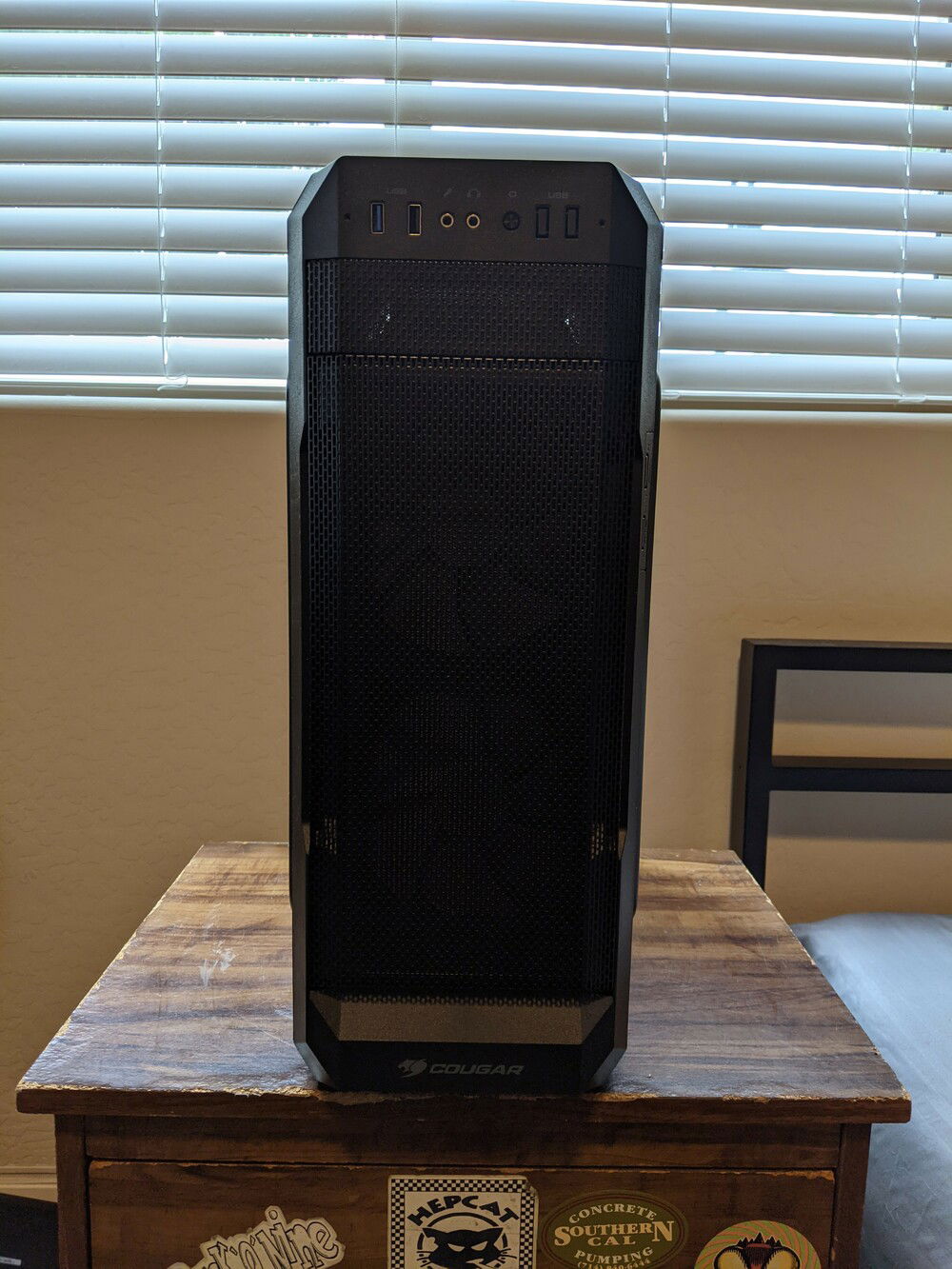 you can JUST barely see the white fan blades peeking through the vents