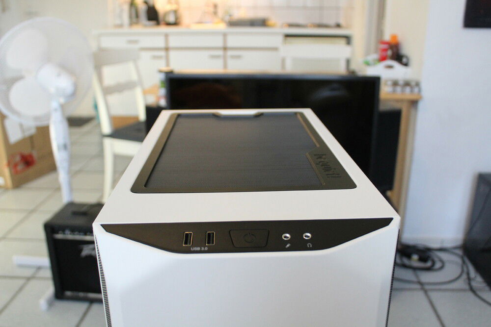 This case has an alternate top cover, which presumably stops more sound (it has a sound isolation pad) but allows dust to enter more than this dust cover.