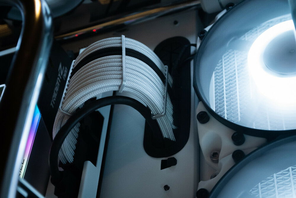 The contrast the LED's give on that 24pin cable is absolutely amazing.