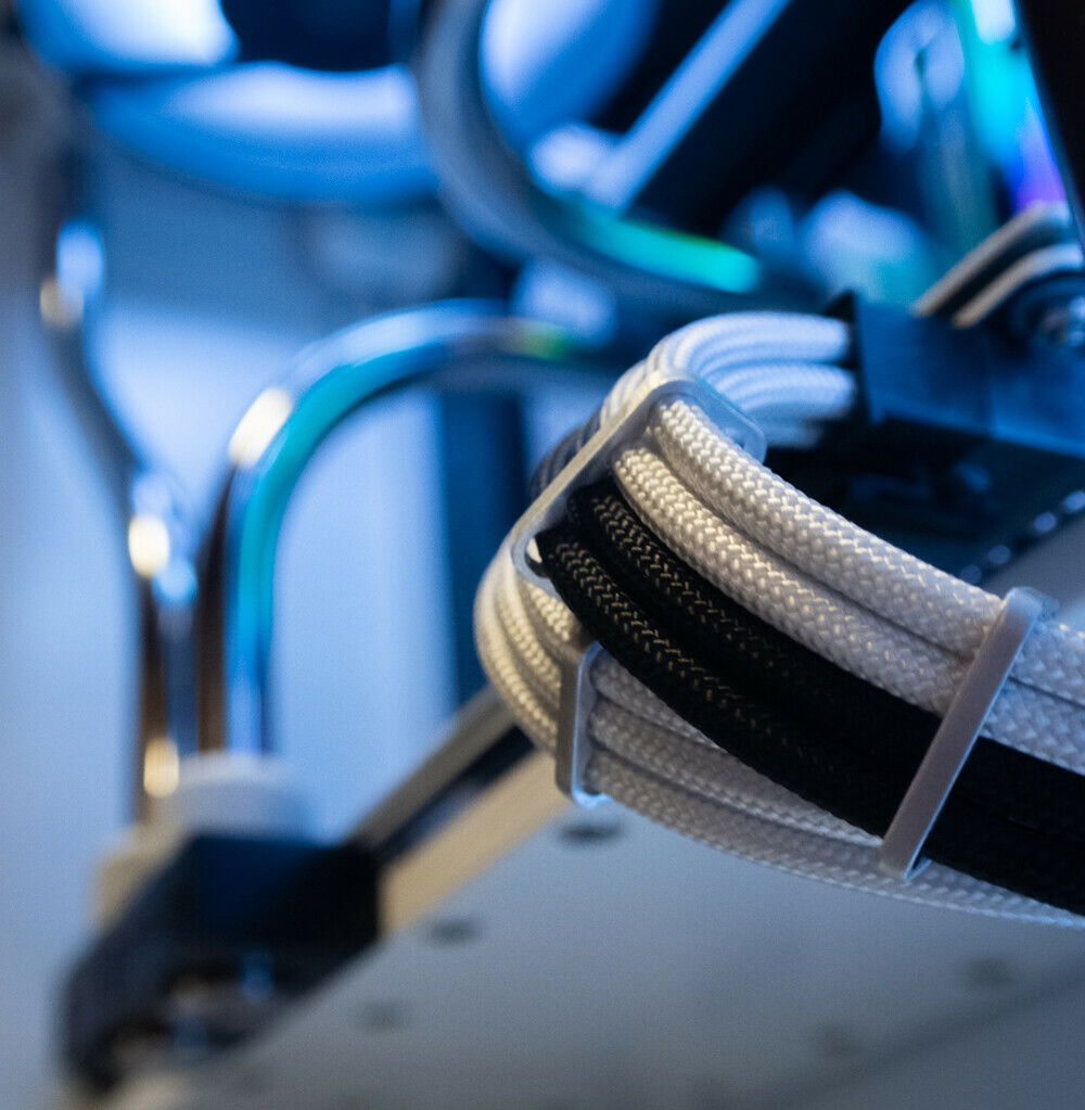 Yes! Those aluminum cable combs are made on my own mini CNC-mill! (Nomad)