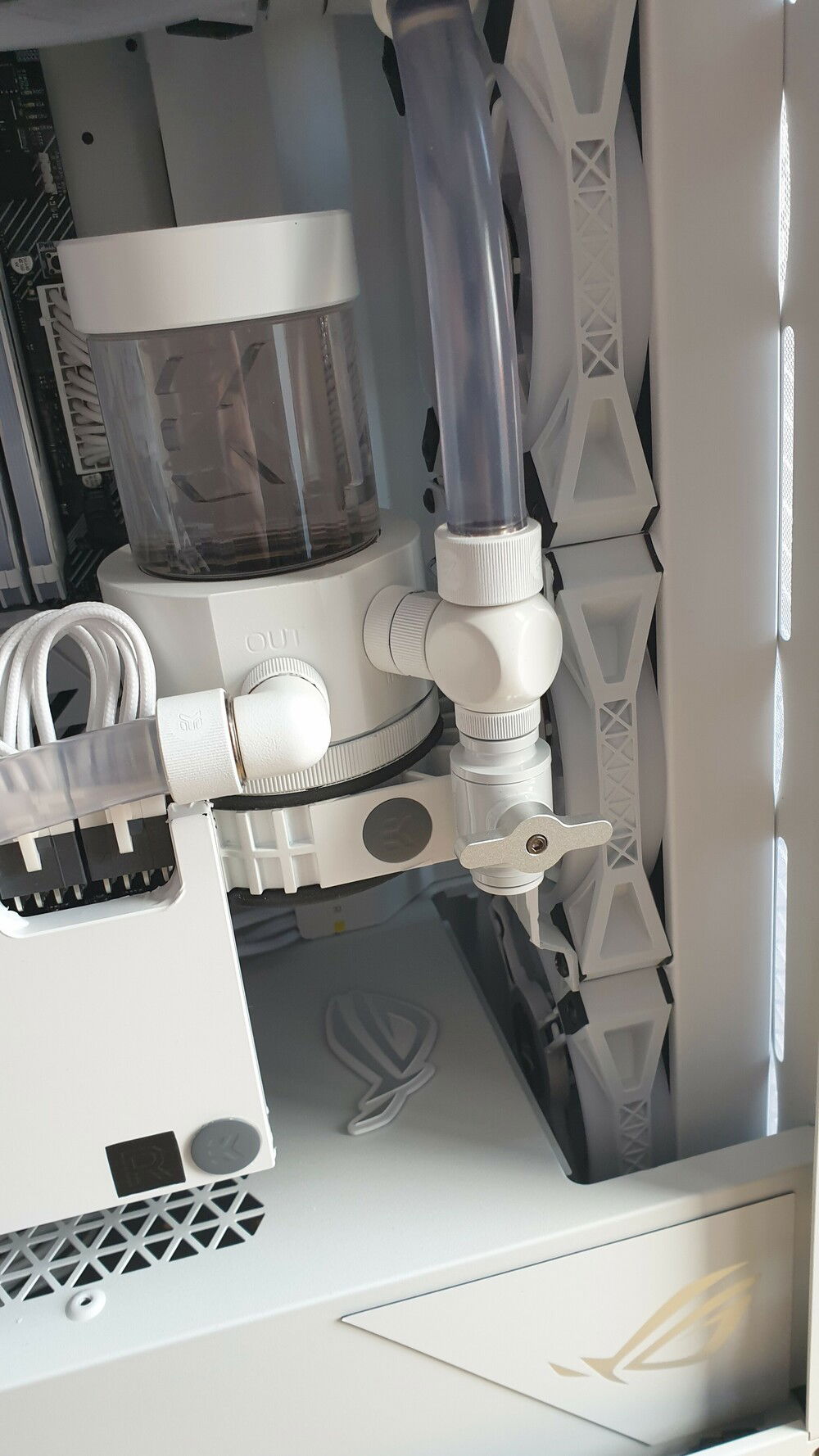 Close-up of the EK XRES 100 & fittings.