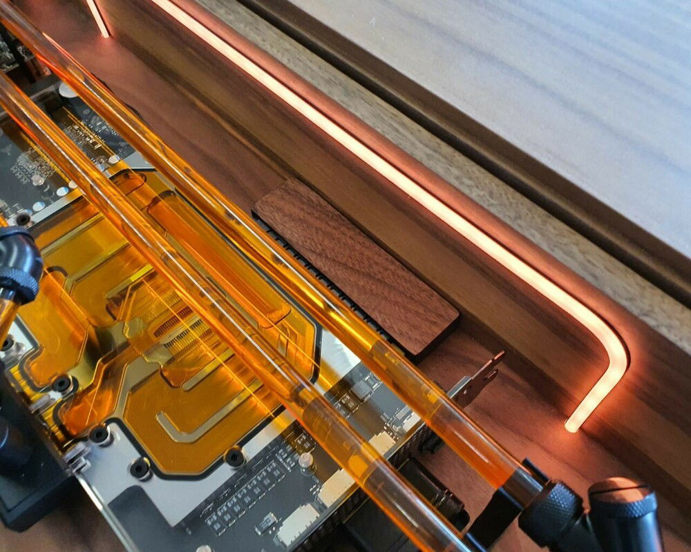 Added a cover for the riser later on. As well as some 3d printed brackets to close off all cable holes.