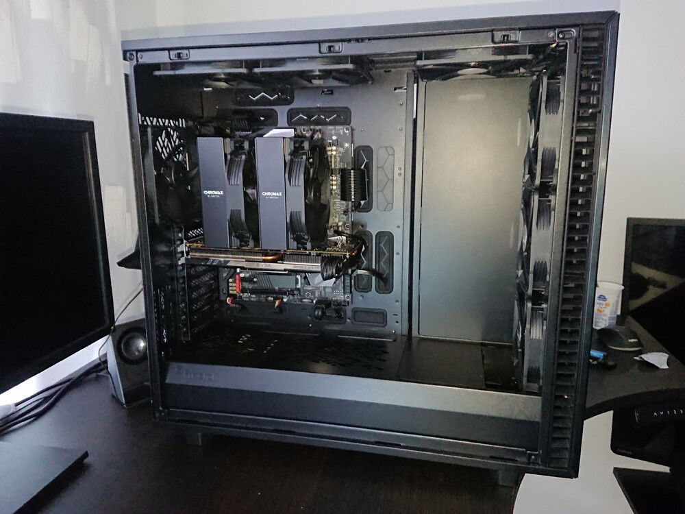 The insides look kinda small in that huge case, don't they?
(in the case that's an EVGA GTX 770 Superclocked I bought from a colleague for like 7€, was a temporary upgrade before getting that new GPU, unfortunately it bricked after about 2 months. RIP)