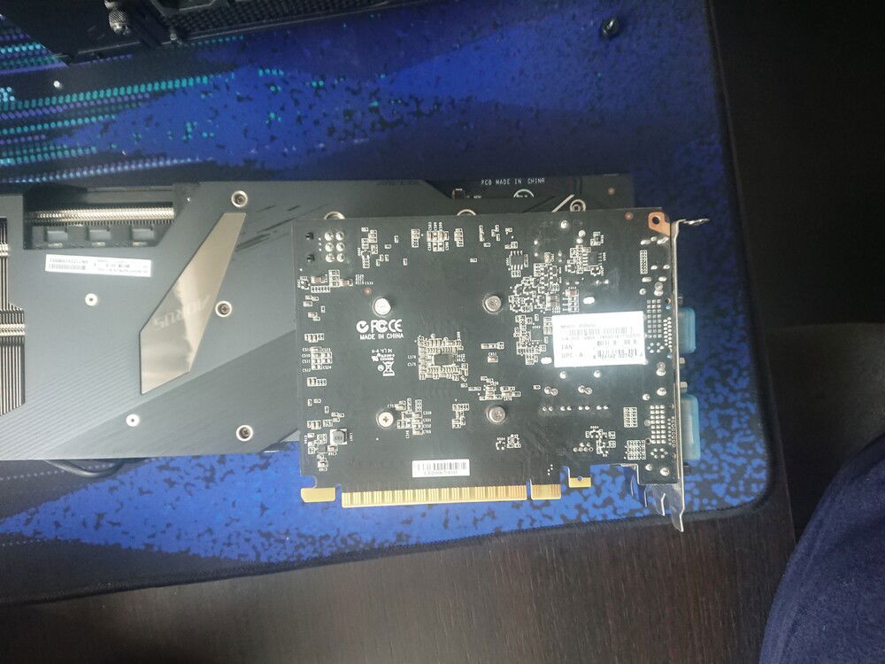 Look how tiny is the GTX 650 Ti from my old PC compared to it...