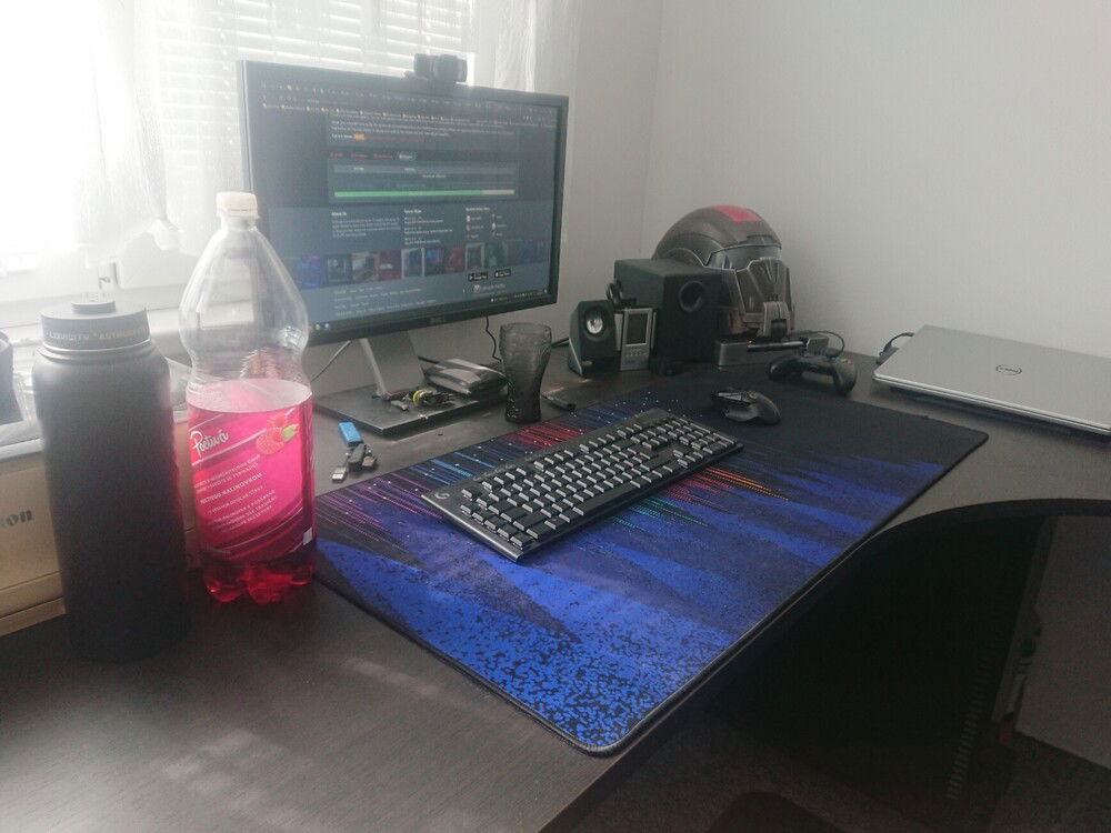 The monitor is old, it doesn't even have HDMI, I had to use a HDMI-DVI-D cable, lol. Have a new monitor in plan, probably the 27" Dell Alienware AW2721D, maybe two of them actually... no money for these right now tho, gotta save up...