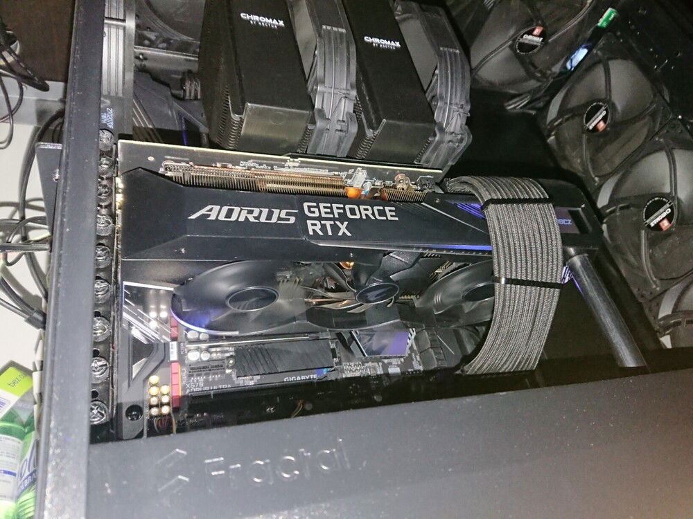 The middle fan has separate control, and has a different start/stop PWM%, which is why it's not spinning here yet...