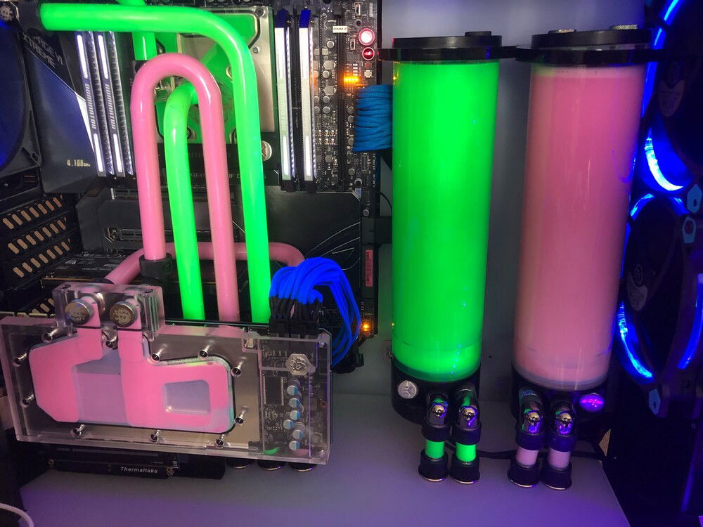 another older colour scheme but with the plumbing straight but with the old Thermaltake riser cable which went kaputt