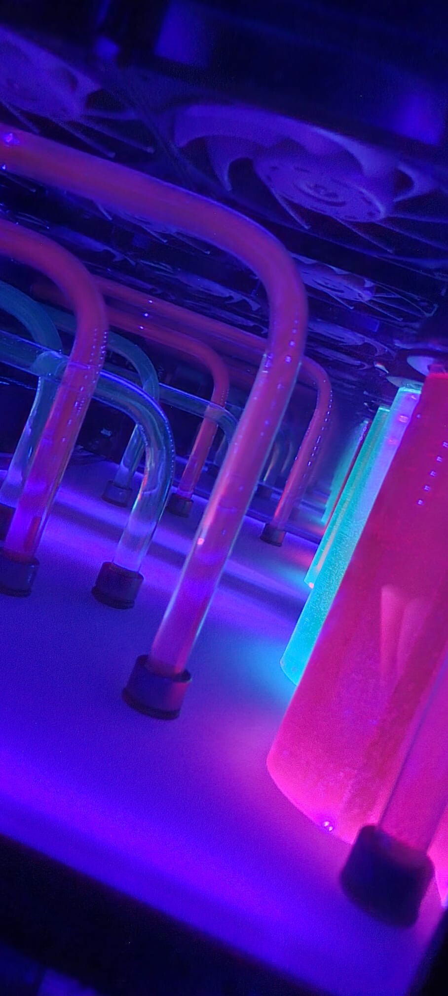 after leaktest first run with destilled water and a tad Mayhems UV pink and Mayhems UV laser green