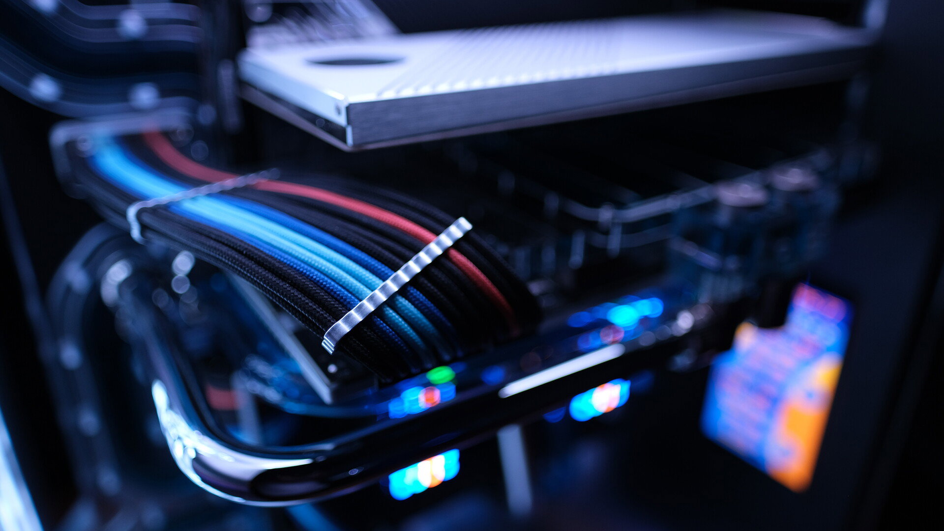 TENET, a watercooled, inverted, MONSTER PC with a sick inverted video ...