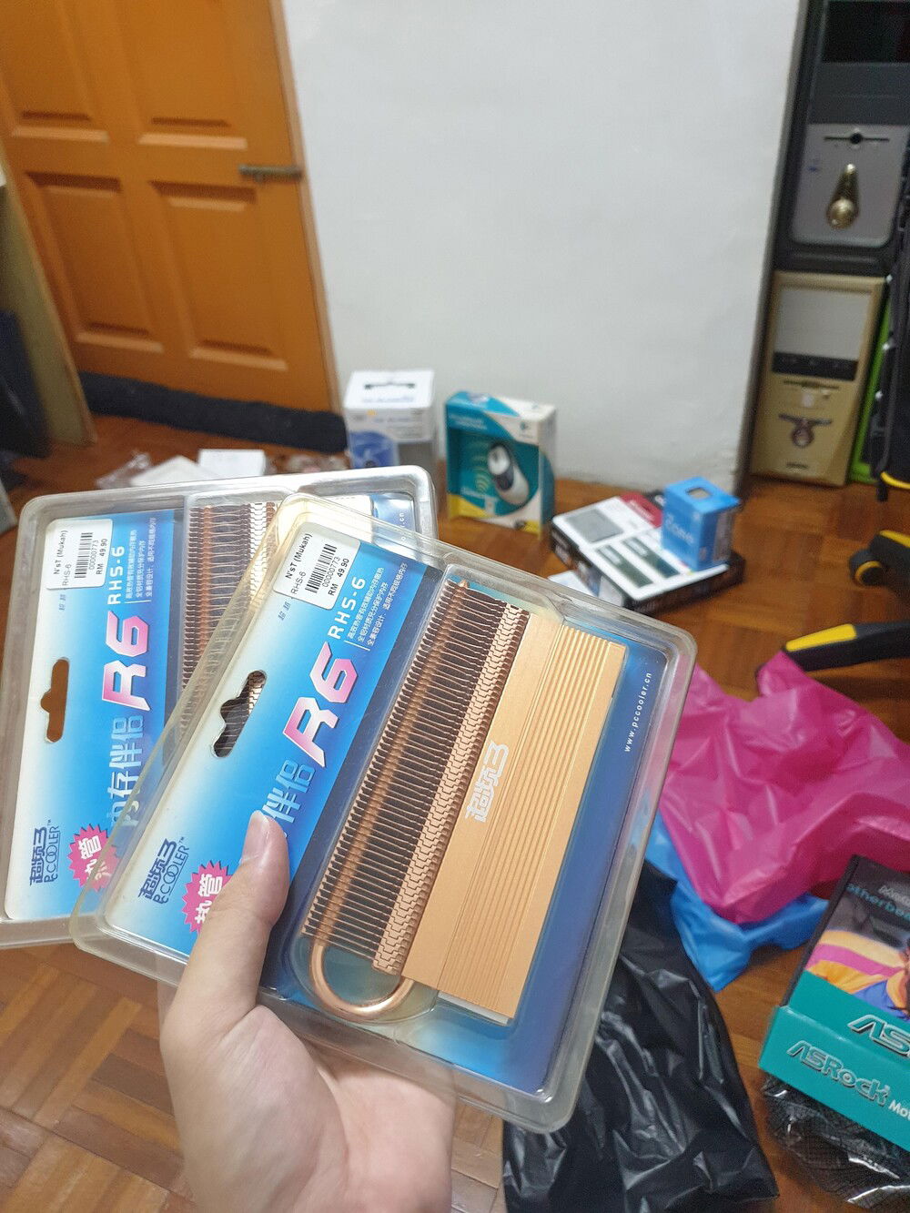 RAM Heatsink Decoration, grab them while looking for the old heatsink for passive cooling, looking cool tho