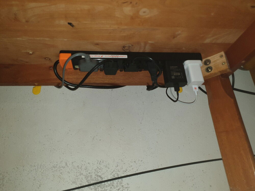 Okay, at least it's not that messy anymore. Also found another unused fast charging adapter, yoink