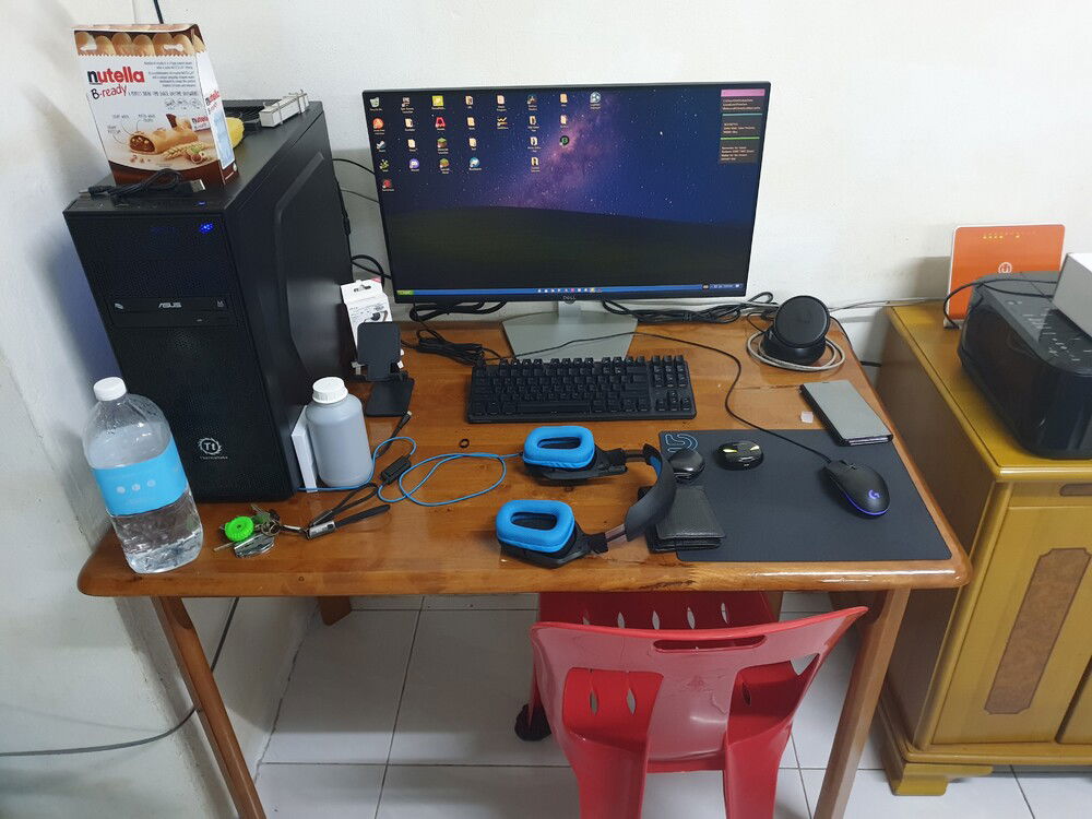 Decide to put the DeX Station beside it as the monitor support two HDMI Input thus it's collecting dust in my bedroom
Tho it won't bother me to re-route the mouse and keyboard from the PC to the DeX station as I've simplified the cable mess (Fewer cable mess)