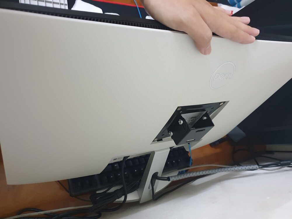 Got the primary monitor installed with monitor mount, though it's supposed to be wall mount, I decided to go with bracket mount