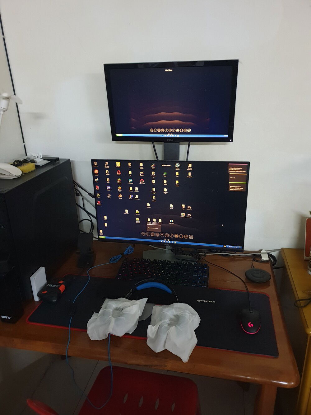 Here goes the secondary monitor, still using the plastic chair :v