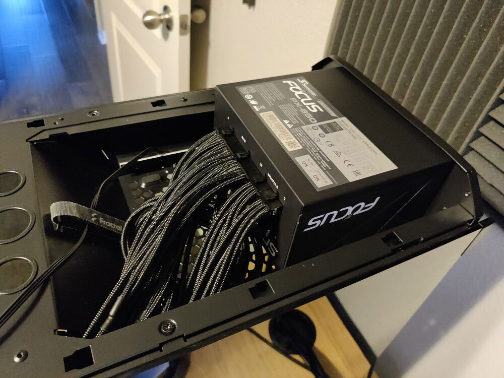 Top mounted Seasonic PSU.