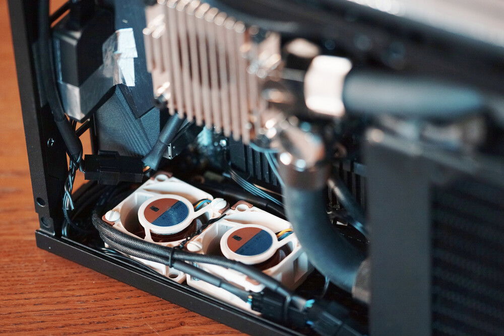 two mini fans pointed up to the Nuvolo pump.