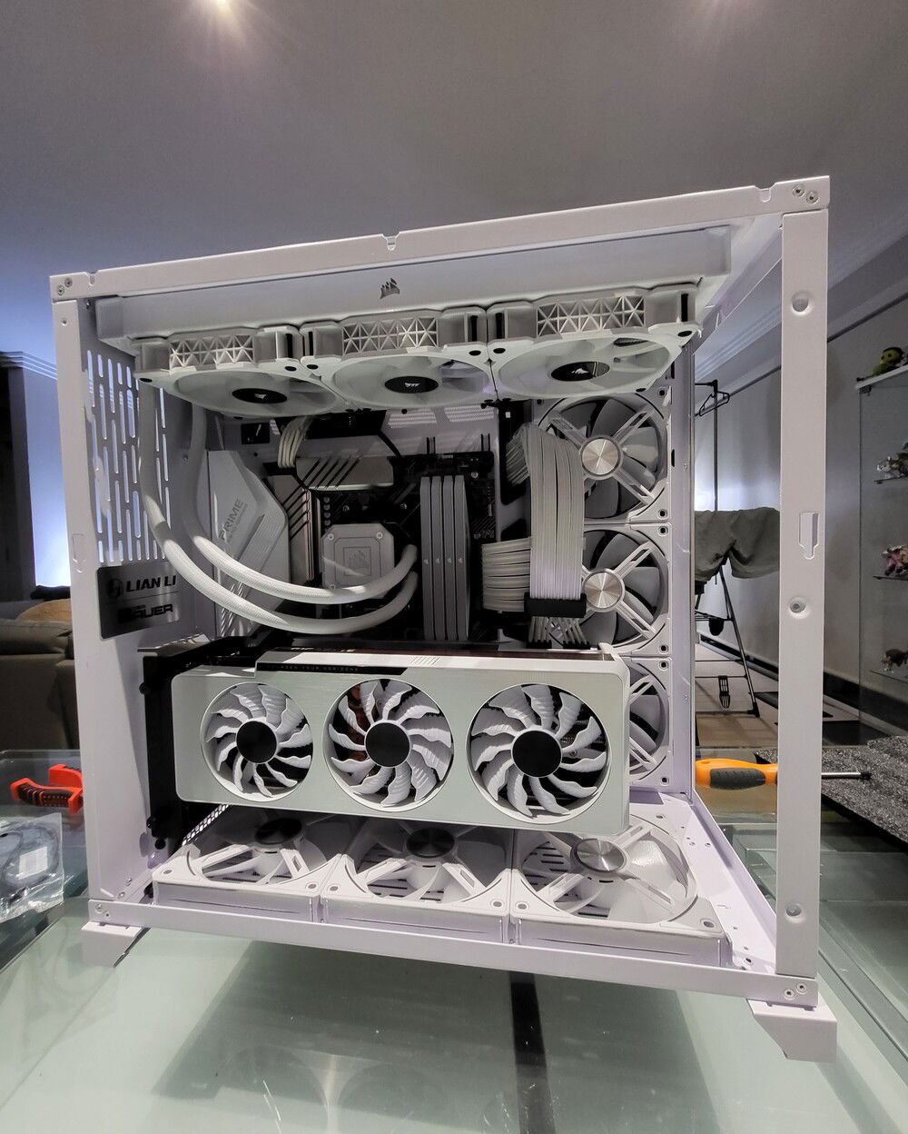 Build complete. This shot was taken just before I put the case back together and booted it up for the first time.