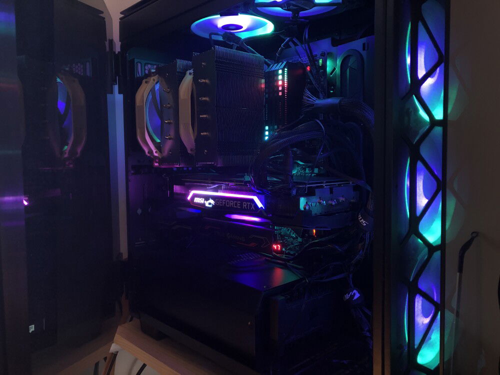 Fully lit (Full disclosure, this one's with the MSI RTX 2080 Ti that used to be in there. Let's be real MSI's RGB game > Gigabyte's RGB game. So I just keep the RGB off on my new 3090)