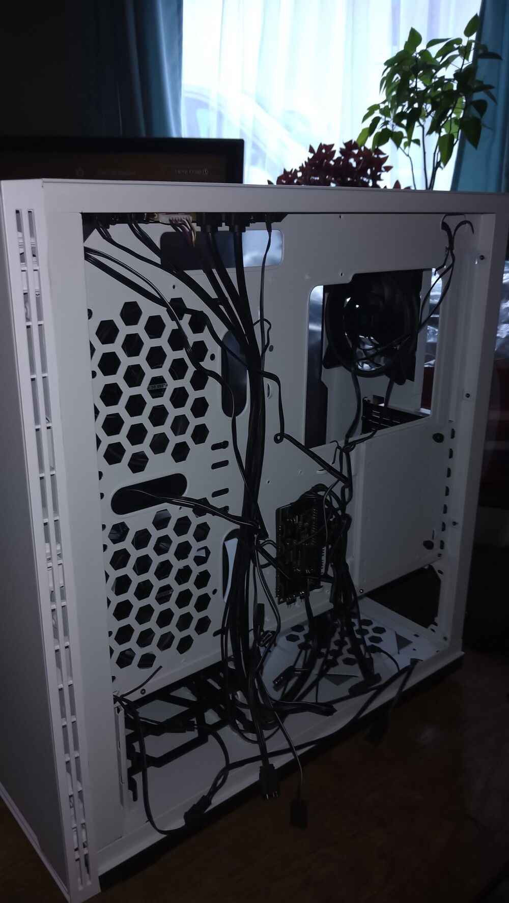 Oh.. the back.. 1st time with an RGB/fan hub!this will be interesting to cable manage!