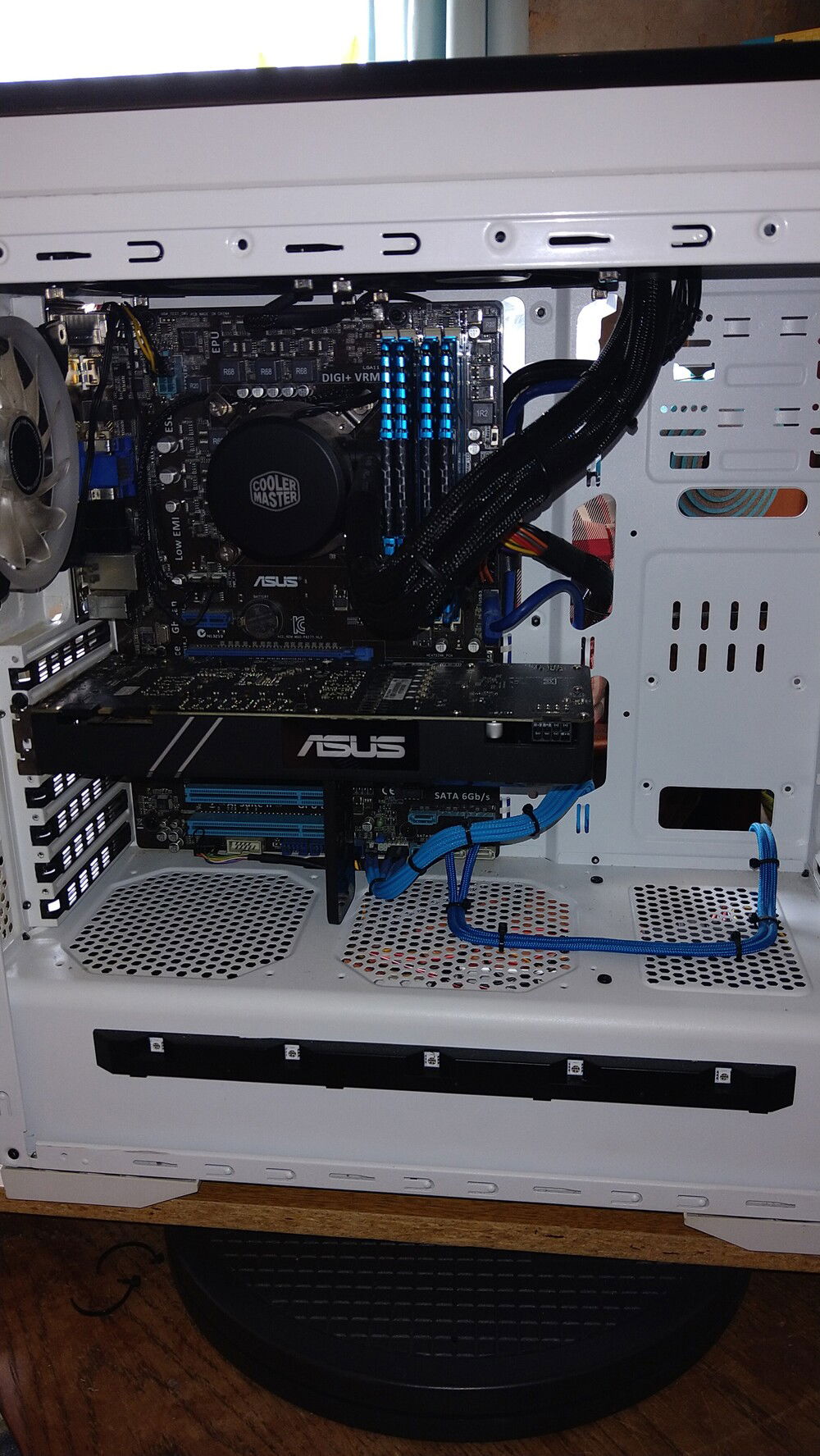 My old "Old-Skool Blue & White".. donating its gfx card PSU & some cable extensions.