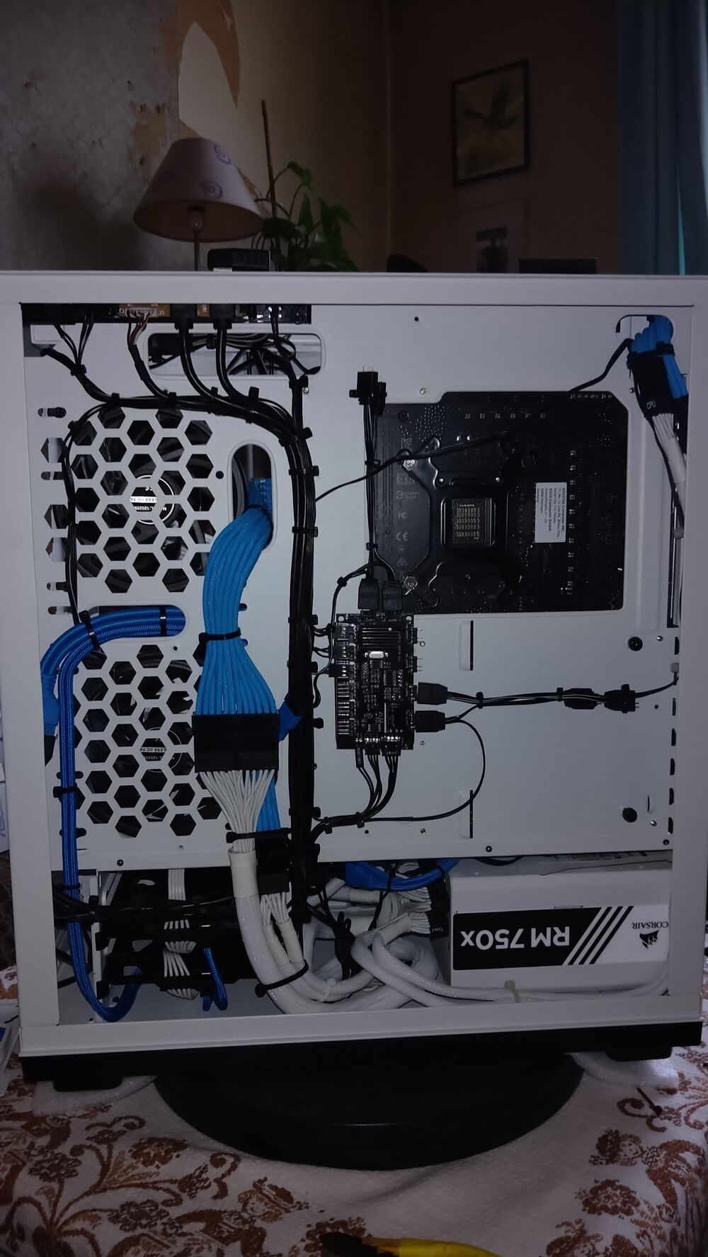 Lots of head scratching & more tidying of the RGB/fan hub... Justone rogue fan cable i could not tame here.