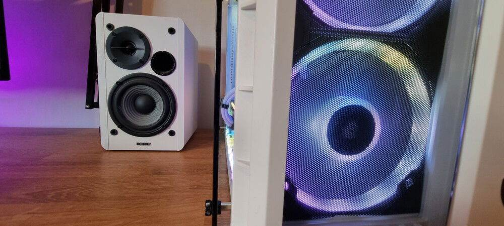 That clearance. 15mm spacers in place to allow some room for PCIE power cables.