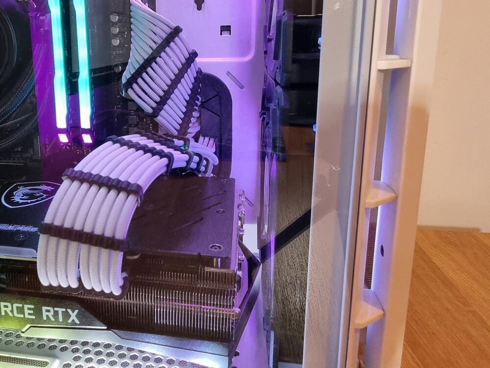 And Corsair said this case was limited to 300mm graphics cards...