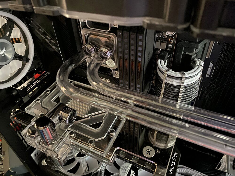 Not a massive fan of my CPU block bends as the inner doesn't mirror the outer bend as much as I would have liked. Luckily the straight sections are parallel and everything is even when looking at it from a side view.