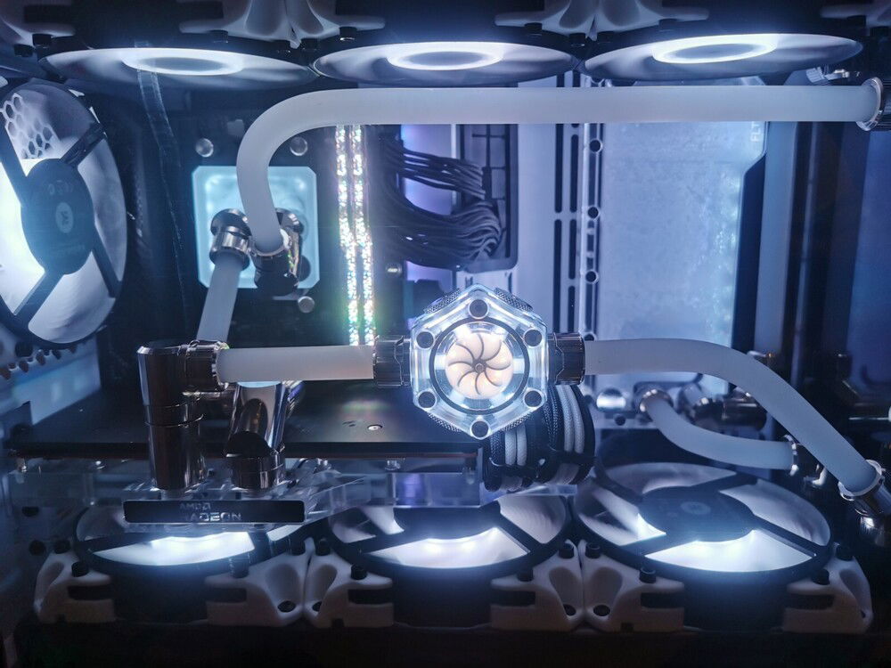 This is what the build looked like pre-makeover running a 6800xt with an Alphacool waterblock and EK X3M Fans