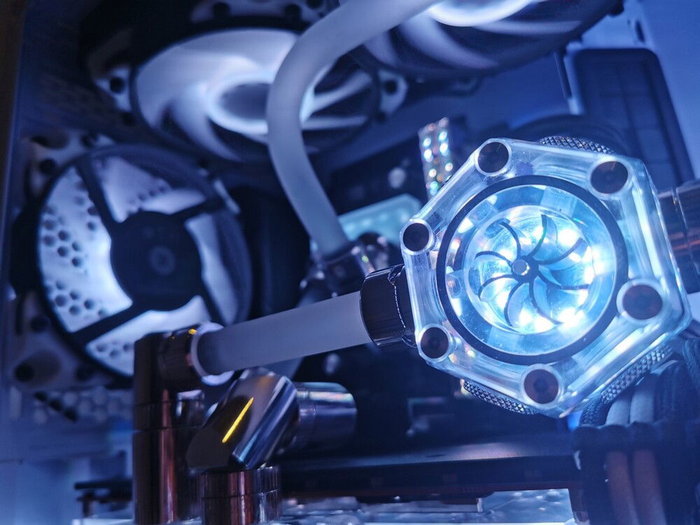 This is what the build looked like pre-makeover running a 6800xt with an Alphacool waterblock and EK X3M Fans