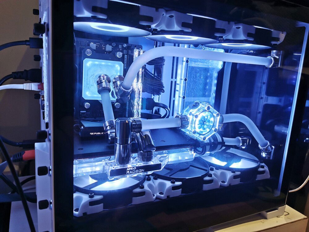 This is what the build looked like pre-makeover running a 6800xt with an Alphacool waterblock and EK X3M Fans
