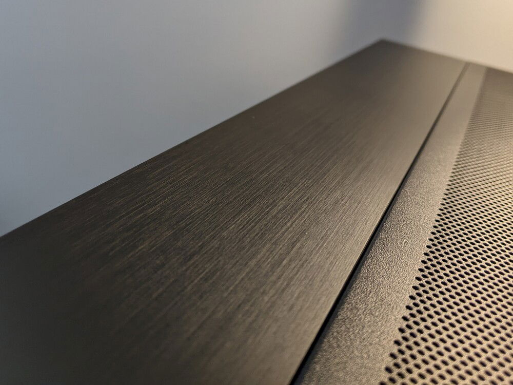 End of the day, it's not a big deal, but to me... my biggest negative after having worked with this case for 2 weeks is I would have liked to see a continuation of the all aluminum exterior panels from the O11D XL and Mini.